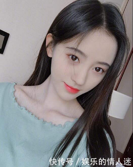 千年美女鞠婧祎机场近照,24岁身材超好