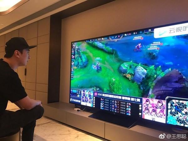 霸气外露!王思聪晒100寸新电视 全球第一台 霸气外露!王思聪晒100寸新电视 全球第一台