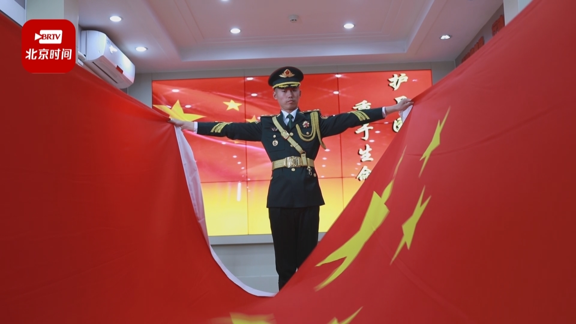 ​国旗护卫队升旗手用数字记录训练全过程