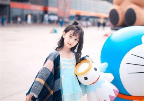 8岁童星裴佳欣撞脸杨幂,连国民老公王思聪都忍