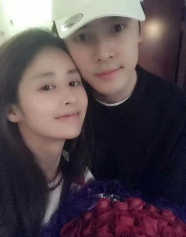 颖儿零点晒照为付辛博庆生 同一天满月的女儿