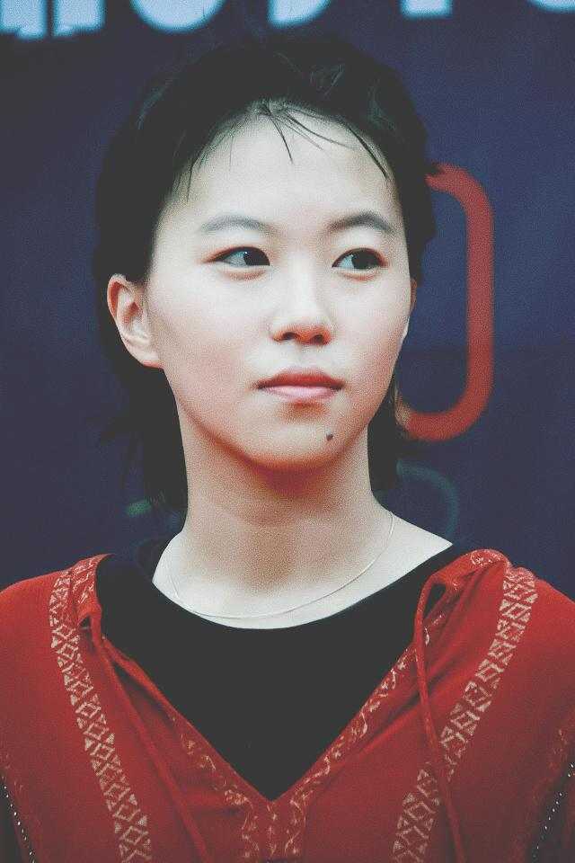 窦靖童洗掉下巴死亡线纹身, 假小子秒变淑女