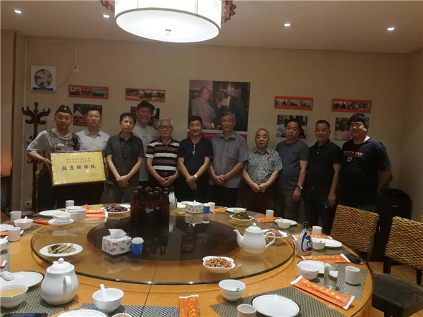 军品大王李长东与红色收藏家相聚毛小青毛家菜餐厅