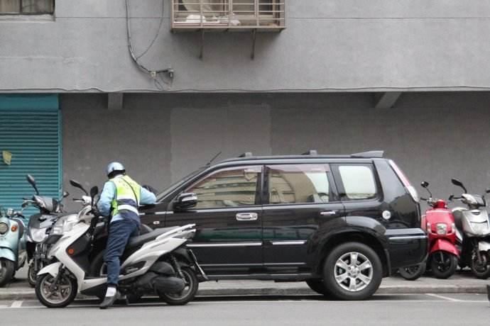 交警叔叔教你如何临时停车不被贴罚单!