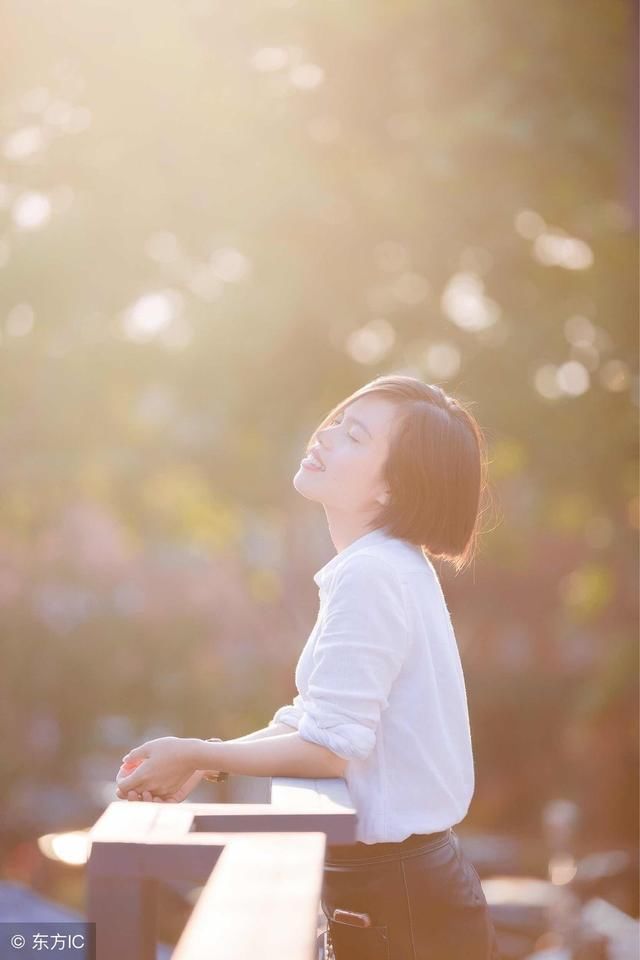 和老公散步遇见闺蜜,他们对视20秒,我怒吼老公