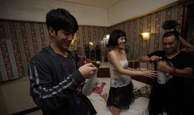 放飞自我!马思纯旧照曝光 穿透视蕾丝喂男友人酒 还被高高抱起(组图) - 5