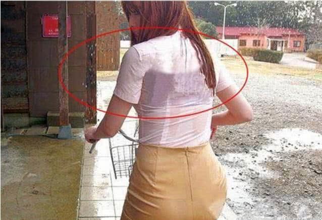 幽默段子:初二的课堂上,看到邻座女生凳子在往