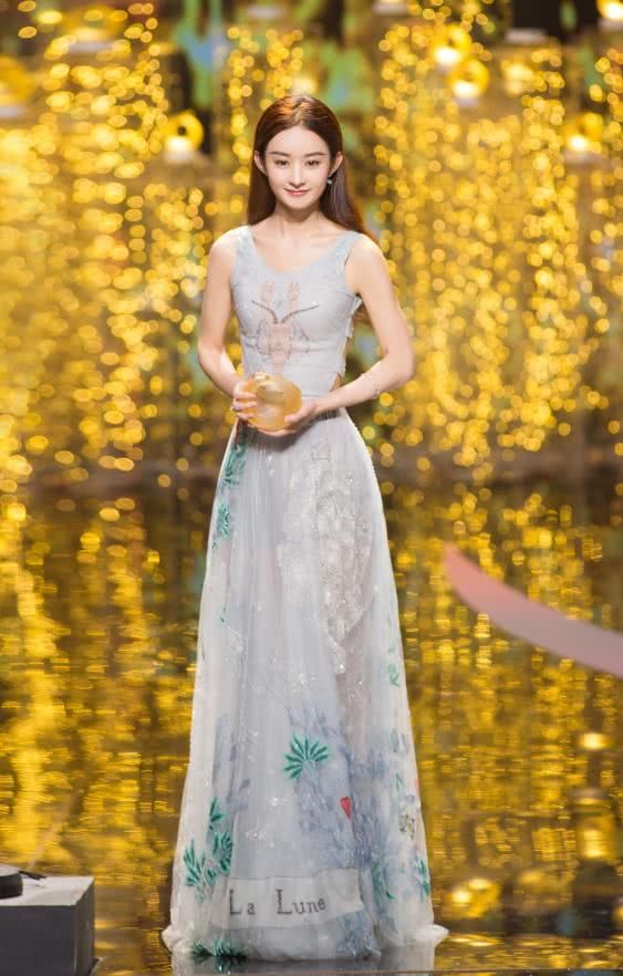 赵丽颖亮相某活动,这下半身穿了似没穿让人不