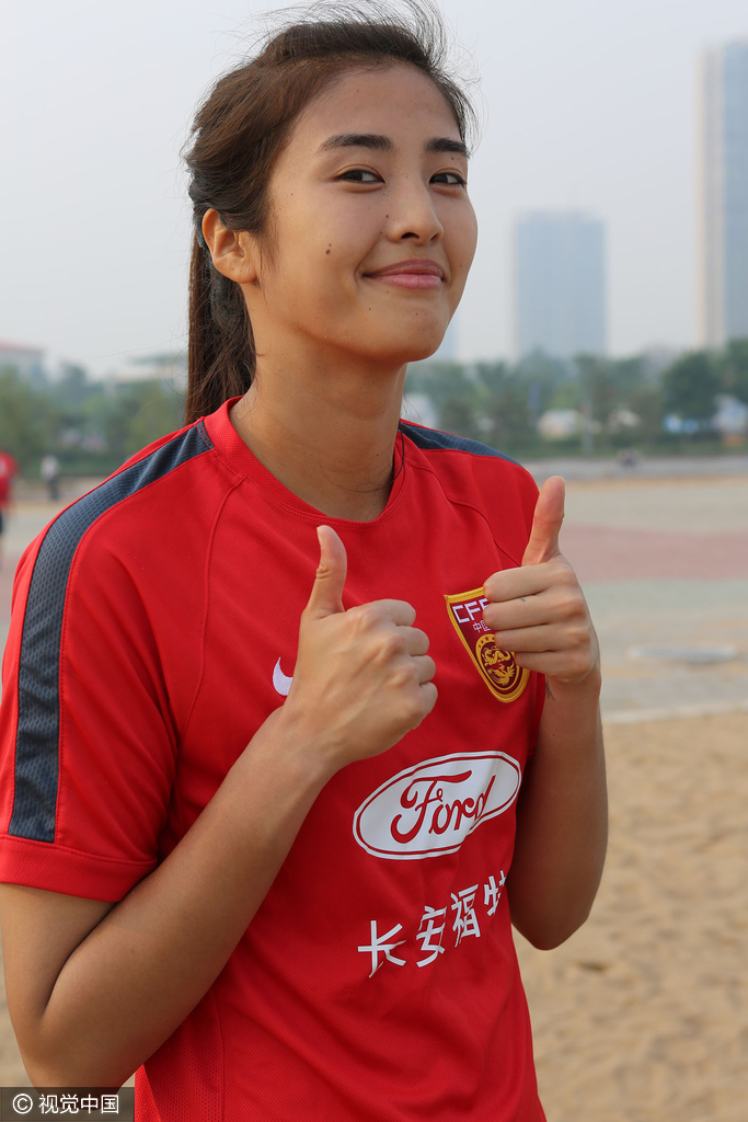 2016年6月16日，河北省秦皇岛市，2016里约奥运会前瞻，女足姑娘玩沙滩足球。