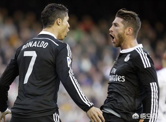 C罗点射西班牙 拉莫斯跳起来想庆祝 发现彼此