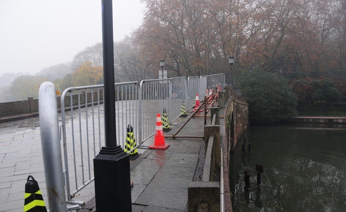 杭州西湖西泠桥又被撞 修复费用需30多万 杭州西湖西泠桥又被撞 修复费用需30多万