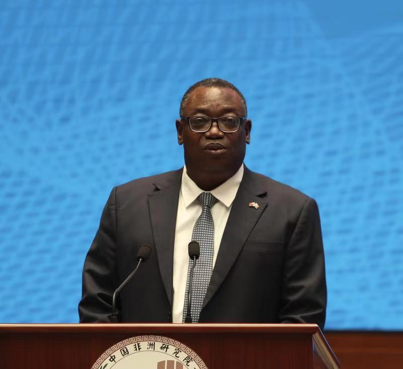 布基纳法索驻华大使阿达马·孔波雷认为,中国经济的快速发展和在抗击