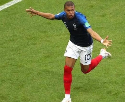 为何世界杯上梅西、姆巴佩都穿象征球队核心的