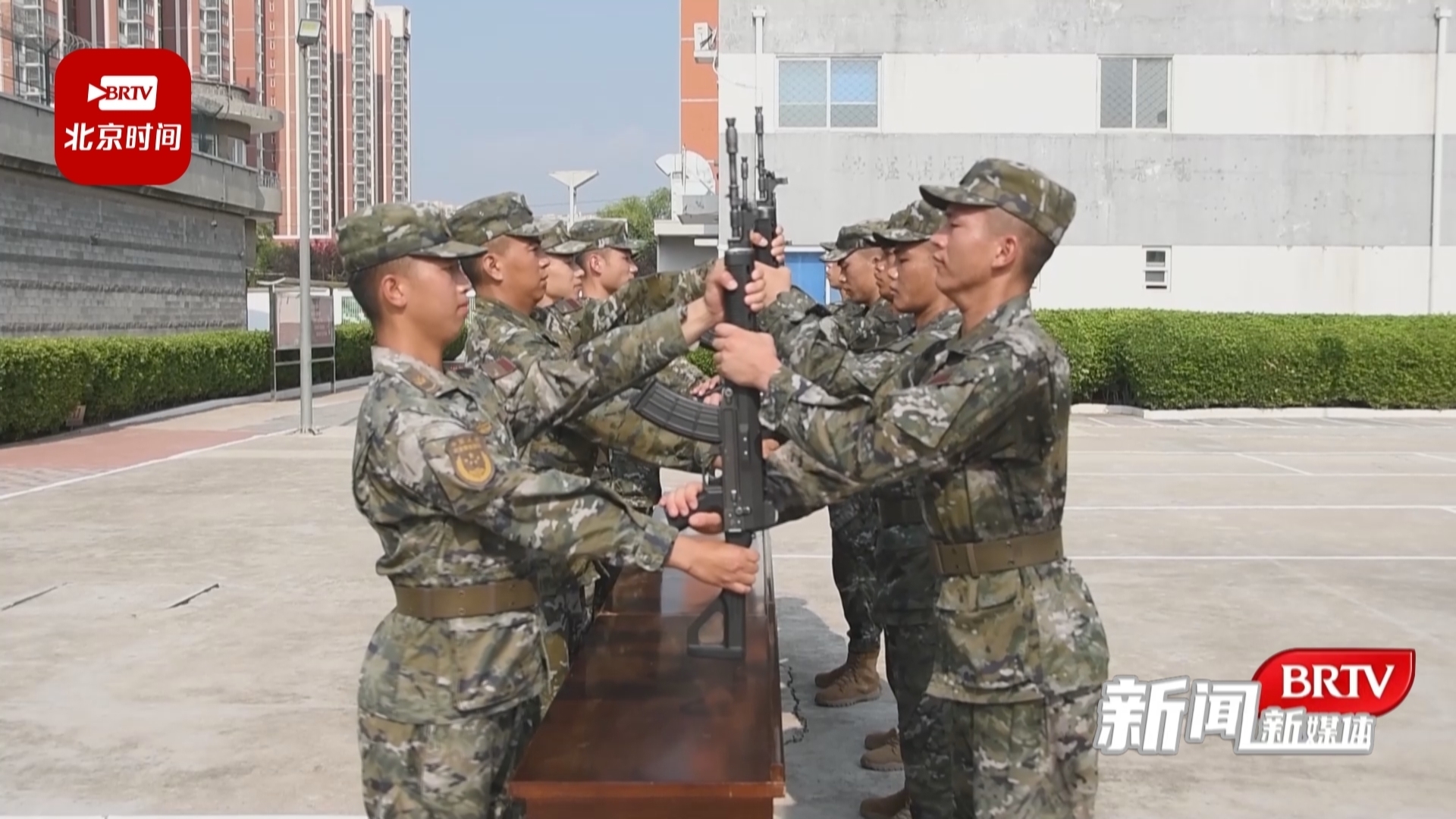 武警北京总队执勤第四支队为新兵举行授枪仪式 武警北京总队执勤第四支队为新兵举行授枪仪式