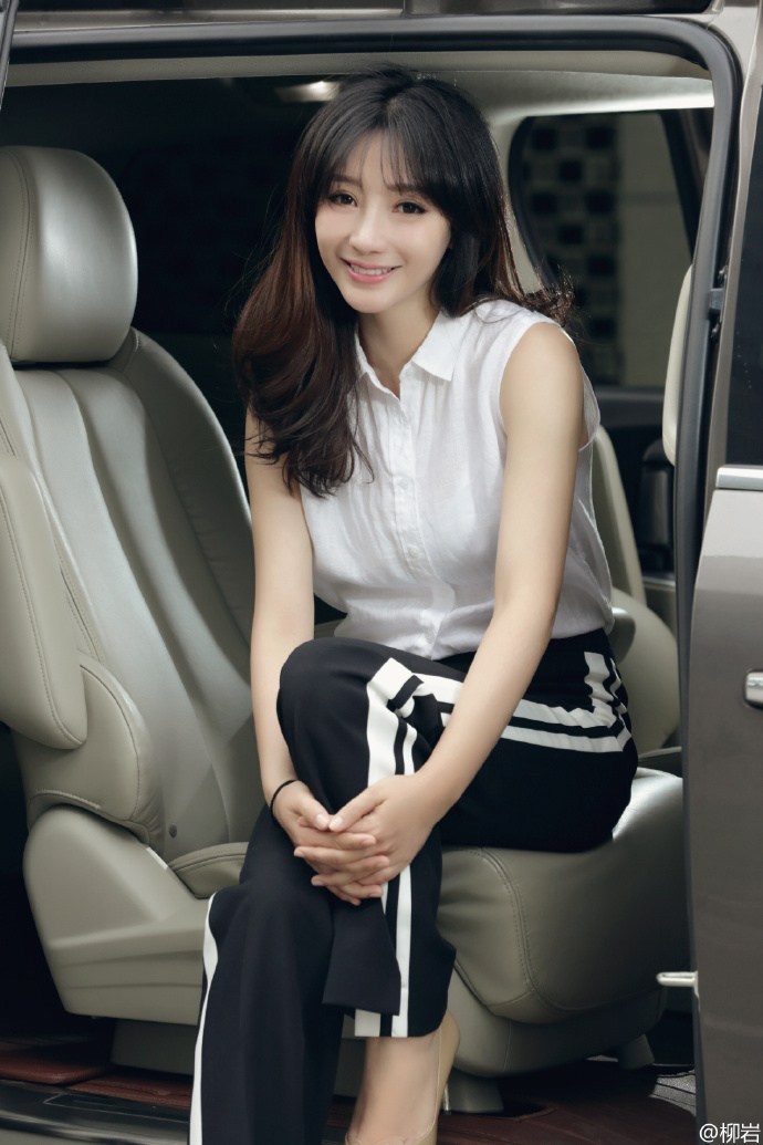 柳岩穿透视露肩白衬衫 内衣若隐若现