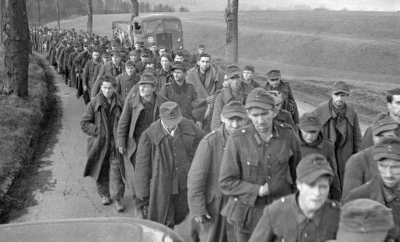 谁说法国人只会逃跑,一旦发飙也能成千上万地