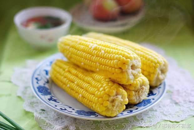 煮玉米用热水还是凉水?很多人都做错了,难怪煮