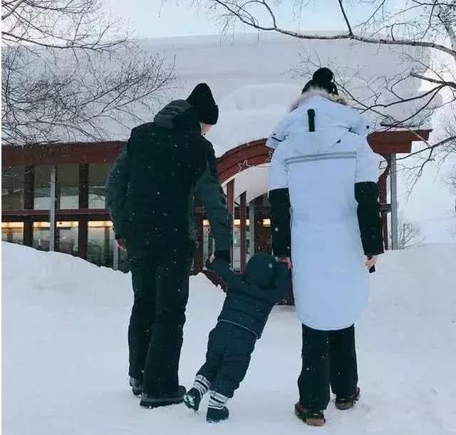 Baby教小海绵走路照曝光,两人穿亲子装画面太