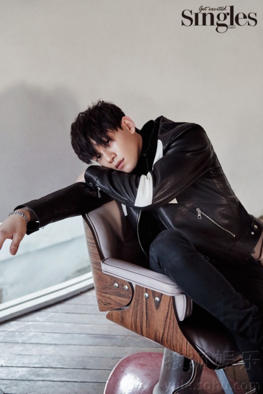 在写真拍摄中,chen凭借纯真的目光完美演绎出了魅力少年到充满魄力的