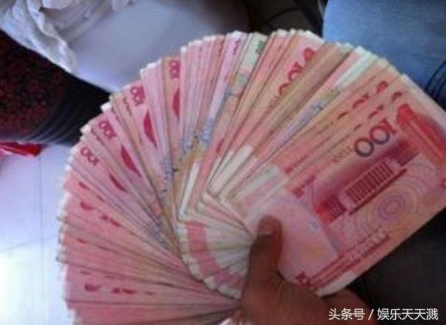 父亲去世只留下一张欠条,儿子带十万去还,债主