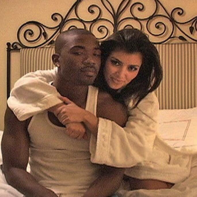 雷-杰与金
既然说到了性爱录像带，就要说说让金又爱又恨的前男友雷-杰（RAY J）。两人曾一起拍摄了性爱录像带，本来金以为那仅仅是过往，但到了2007年，雷-杰将他与卡戴珊的性爱视频的版权以100万美元的高价卖给Vivid娱乐公司，Vivid娱乐公司则在得到卡戴珊的性爱视频之后将它独家曝光，从中赚取利益。