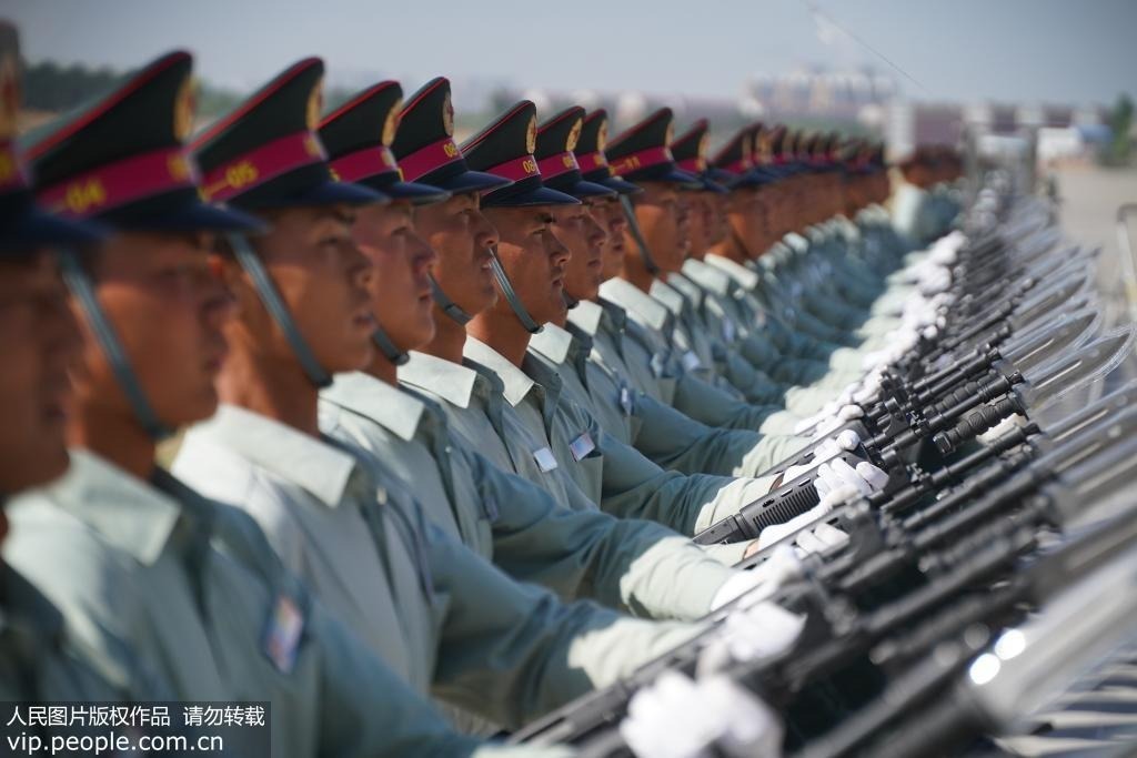 早在2019年5月份，“平型关大战突击连”、“模范红五团”两支英模部队方队的第79集团军某合成旅40余名参训官兵就在北京阅兵基地进行训练，整齐划一、分毫不差，用高标准履行新使命；挥汗如雨、奋勇争先，把阅兵场当作练兵场，以优异成绩完成这次特殊考验。