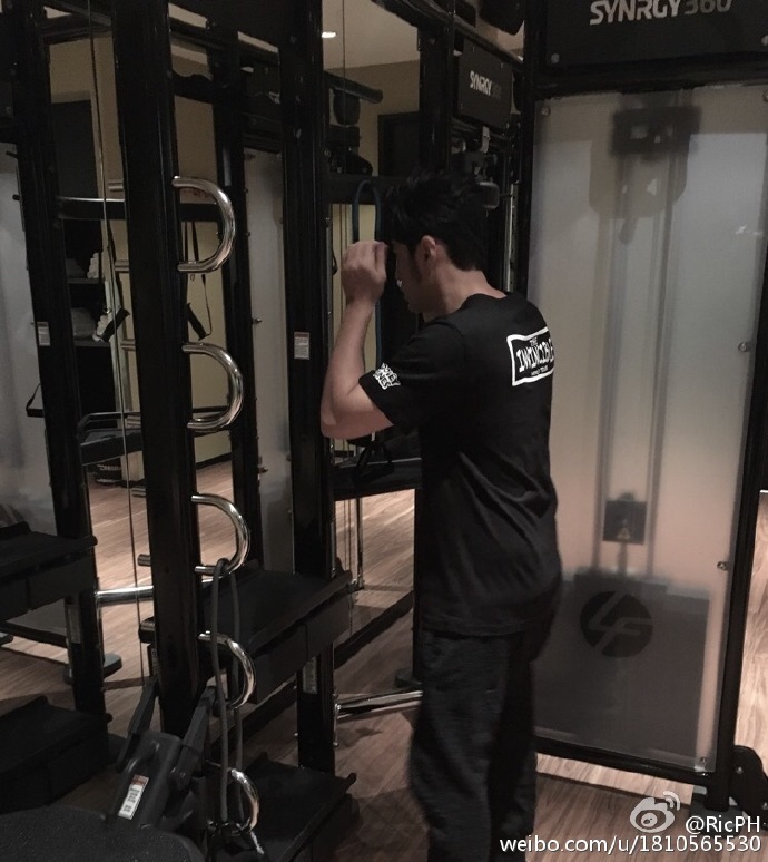 周杰伦健身房锻炼身体 其实你不胖只是"月半"