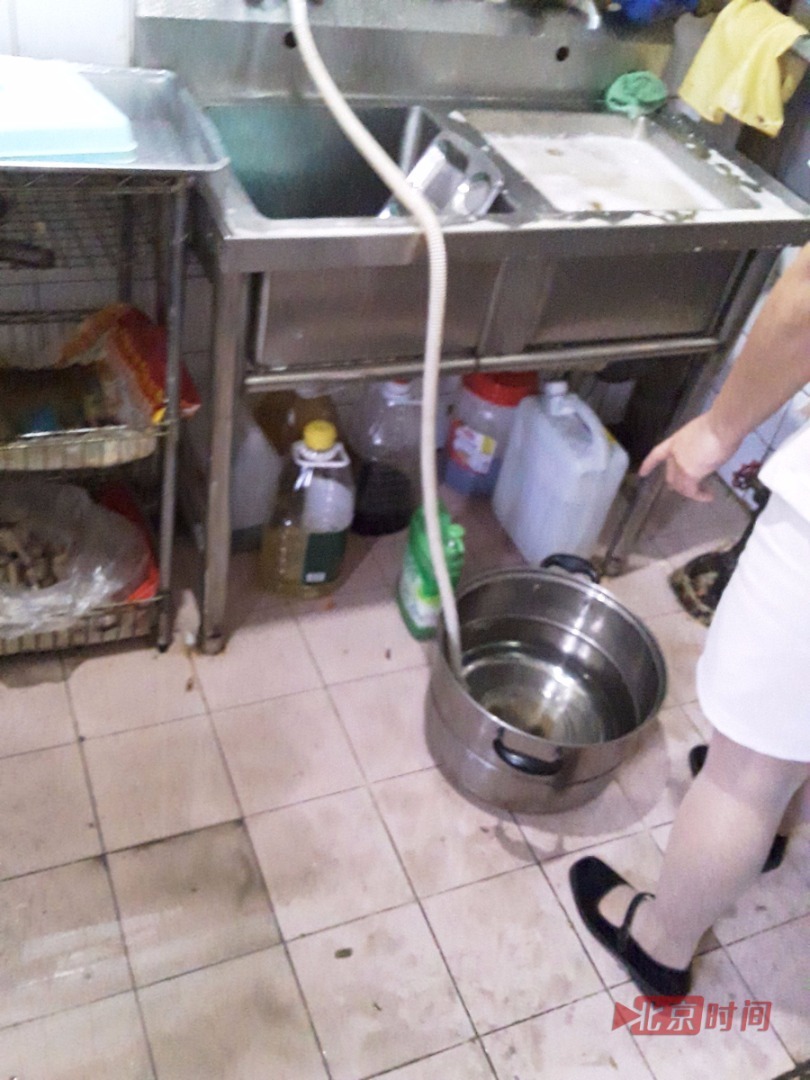 幼儿园区没有食堂，三餐都是由教育中心食堂统一配送。图为奥佳特总部食堂，洗碗池子里都是油末，地面很脏，卫生状况堪忧。