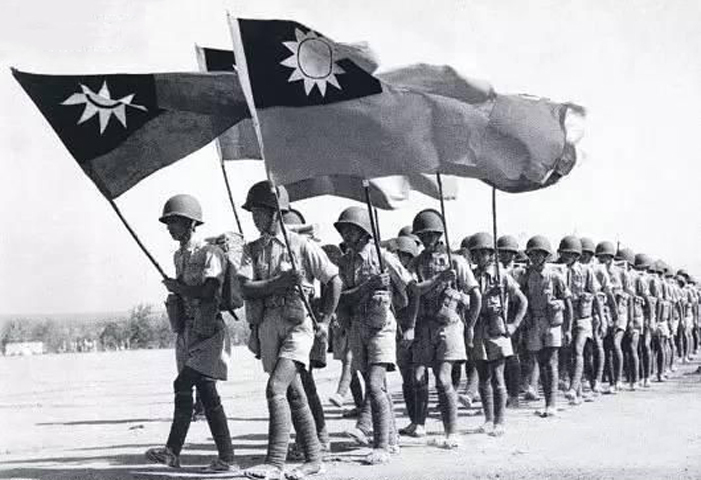 英国人没有办法只好求助中国远征军火速赶来解围。19日，距离仁安羌最近的孙立人新38师派出副师长齐学启带领第113团乘夜向仁安羌急行军。此时的仁安羌各处油井都在燃烧，火光照射着整片荒原。图为新38师入缅。