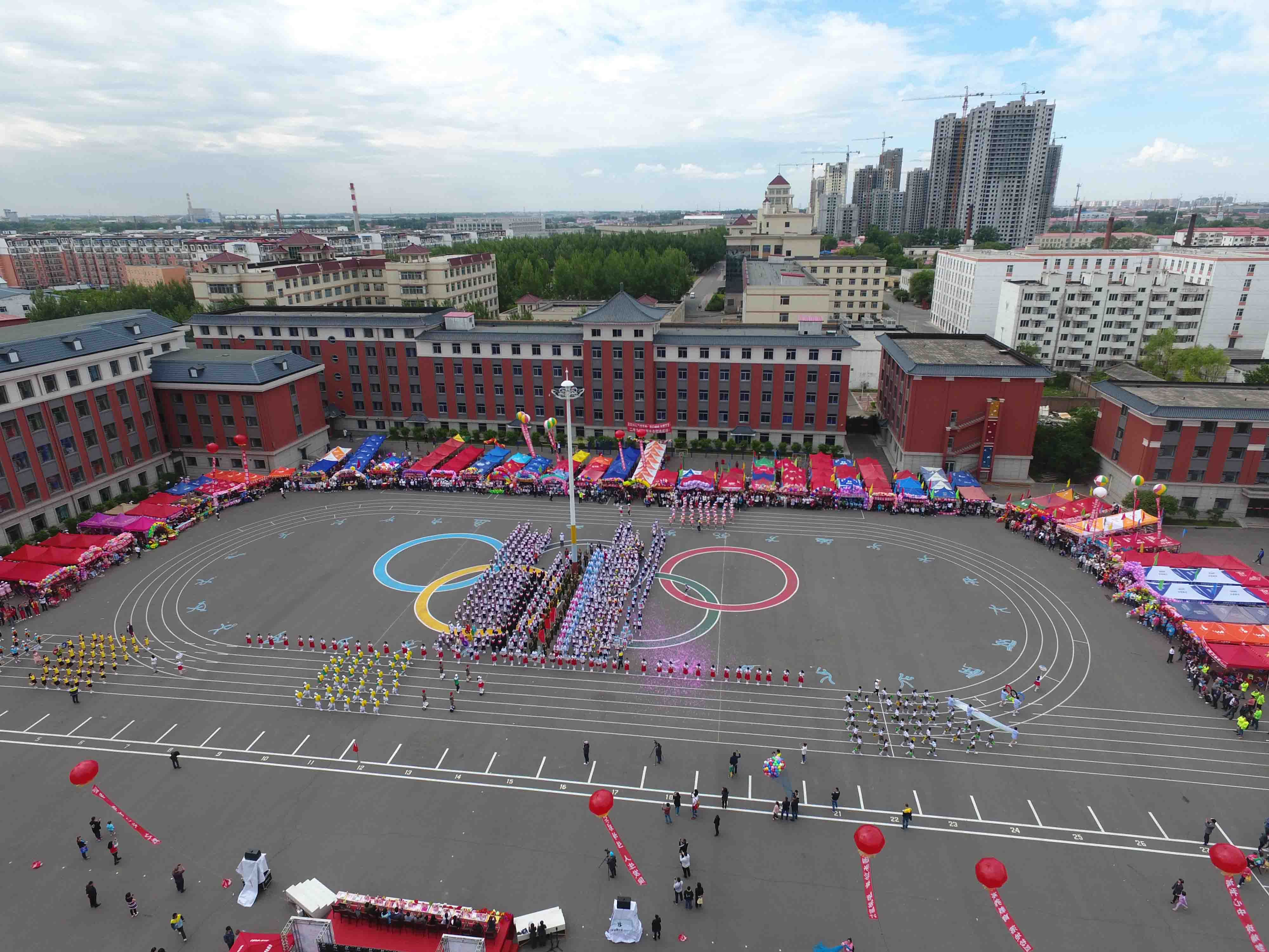 8时许,德强学校校长符景海宣布活动正式开始,小学部副校长李丹致开幕