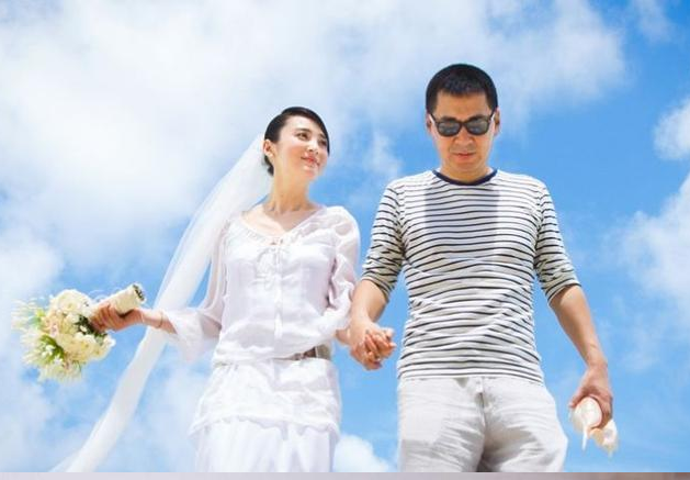 蒋勤勤二胎产子晒脚印,陈建斌病房外这个动作