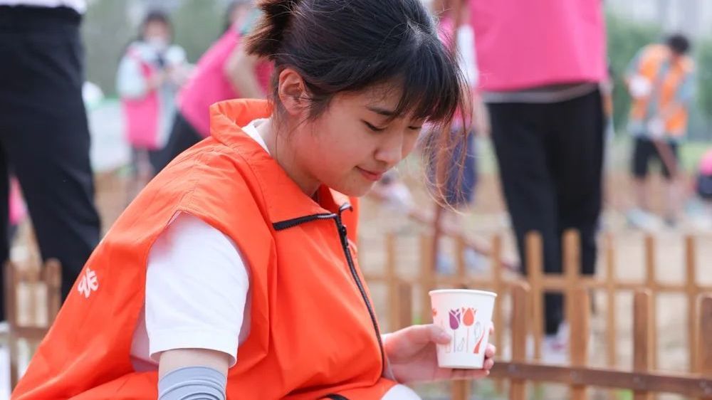 在北工商的校园里挖呀挖 种小小的种子开劳动教育的花 在北工商的校园里挖呀挖 种小小的种子开劳动教育的花