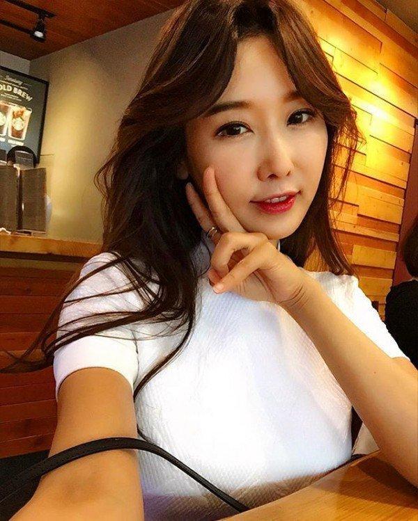 好奇的网友纷纷涌到她的Instagram主页上，发表鼓励和赞美的评论，或仅仅是表达惊讶之情。但也有一些人说，她看上去这么年轻，一定是做过整容手术。