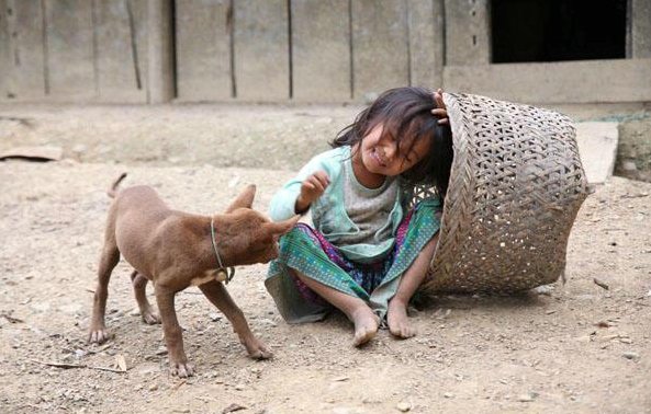 她跟爸爸妈妈还有爷爷住在山上,交通不便而且生活用品都需要下山购买
