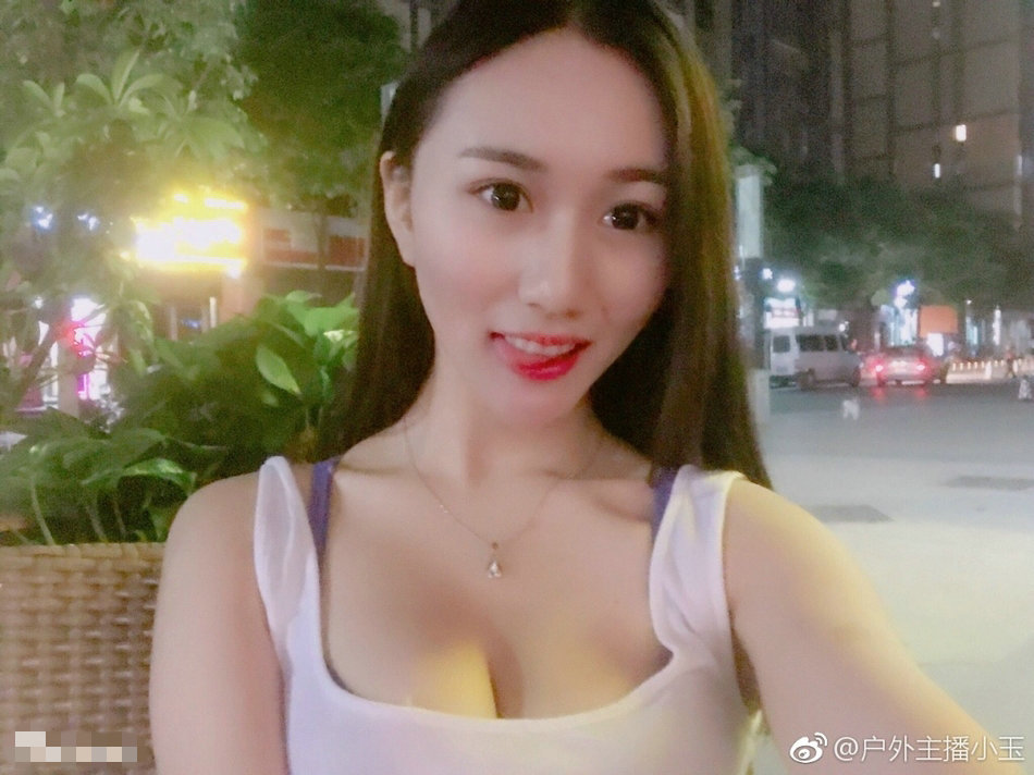 小玉是一名户外女主播，她不时会分享自己打篮球以及参与其他运动的视频，而她的身材绝对堪称火辣！