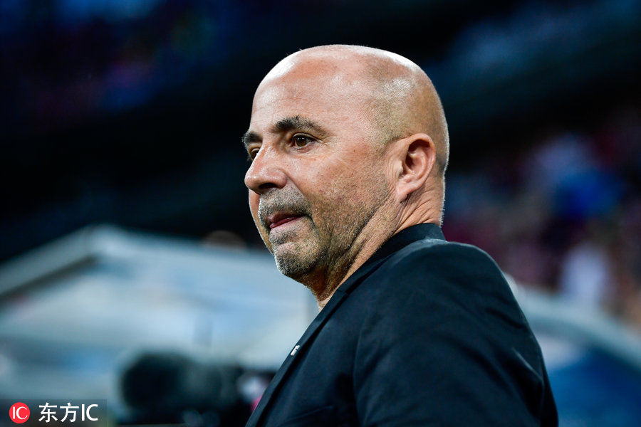 慌了?赛前阿根廷主教练桑保利望向自己面色凝