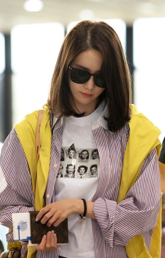 林允儿身穿超短裤现身机场,秀出一双笔直纤细