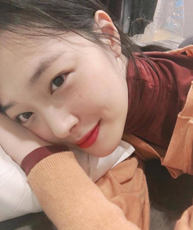 崔雪莉成熟中分马尾胜狗啃刘海 素颜出境皮肤嫩滑好到惹人嫉妒