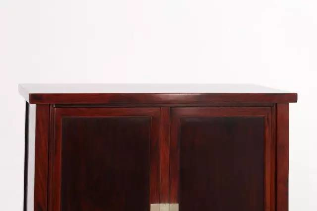 首先分清圆角柜与方角柜的区别 再来看方材木轴门柜 首先分清圆角柜与方角柜的区别 再来看方材木轴门柜