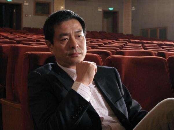 他深受阿尔茨海默症困扰依然在演话剧,说错台