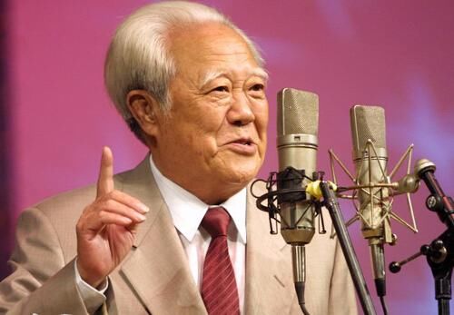 就是一代文哏大师苏文茂,这位大师是第七代"文"字辈,他师父就是大名