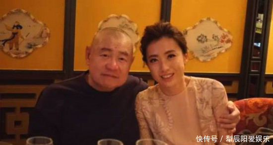 刘銮雄与妻子逛街,甘比这一细节让人佩服,难怪