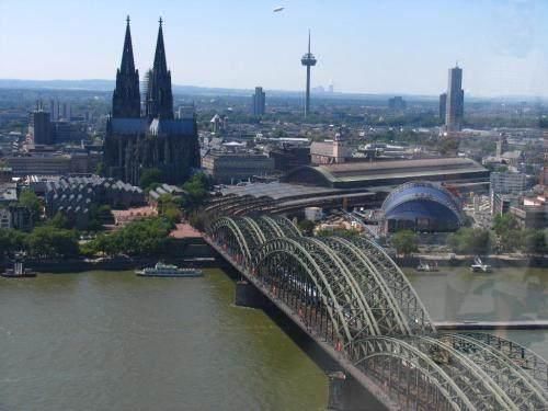 全世界的人均年收入,德国27万,日本23万,而中国