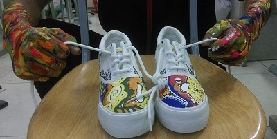 大学生毕业卖手绘鞋,产品遍布法美,年营收100万