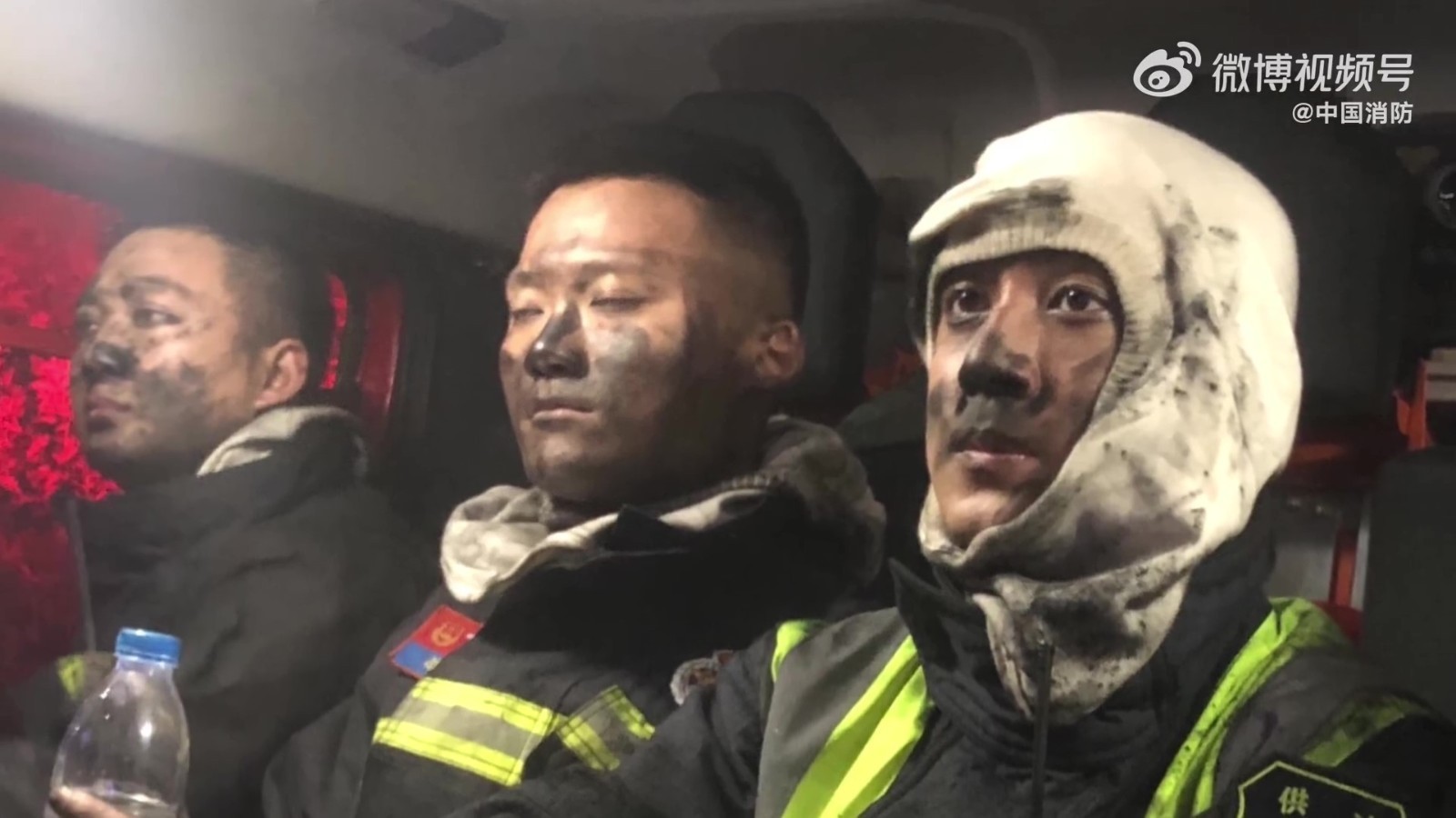 消防员灭火后 集体小黑脸搞笑又心酸 消防员灭火后 集体小黑脸搞笑又心酸