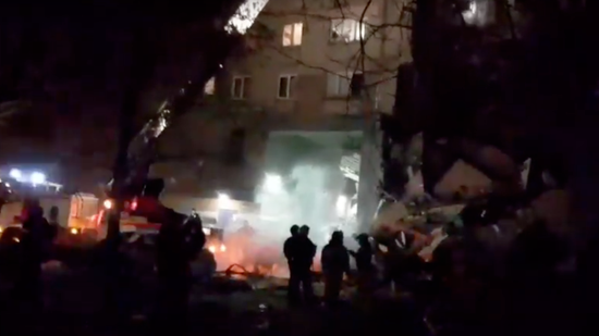 俄罗斯一居民楼爆炸致2死多伤 普京下令提供帮助 俄罗斯一居民楼爆炸致2死多伤 普京下令提供帮助