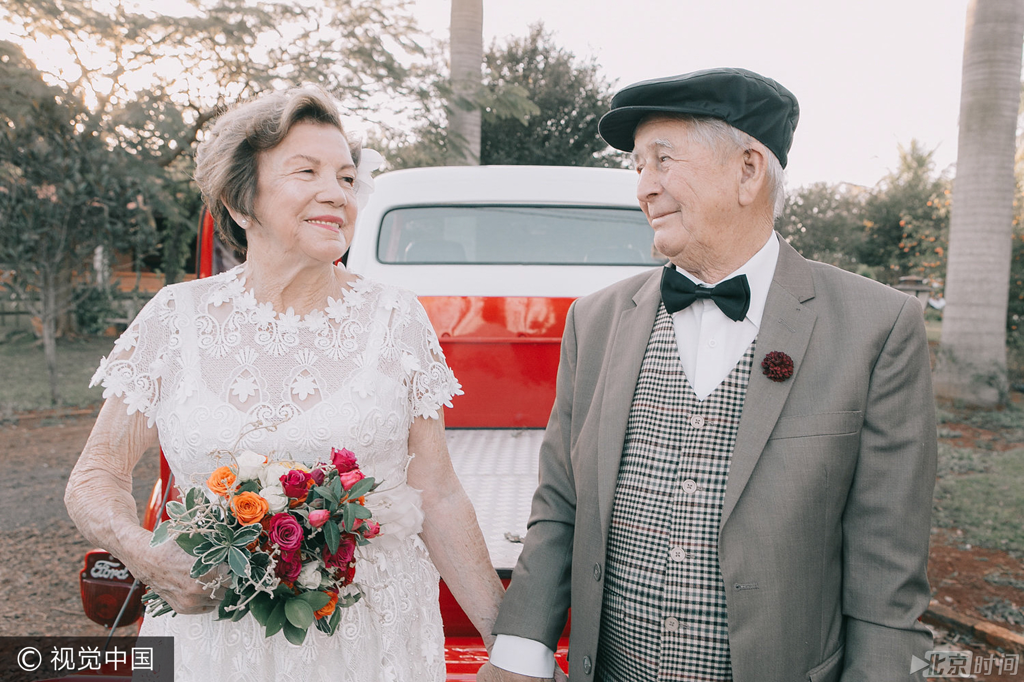 如今，在陪伴彼此一起走过60年后，两人决定补拍婚纱照作为纪念，弥补当年的遗憾。