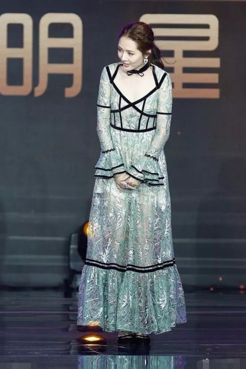 别人颁奖礼造型惊艳四座,而郭碧婷的装扮让人