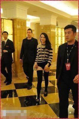 王艳机场穿搭体现了她的潮妈心,而姚晨热裤配