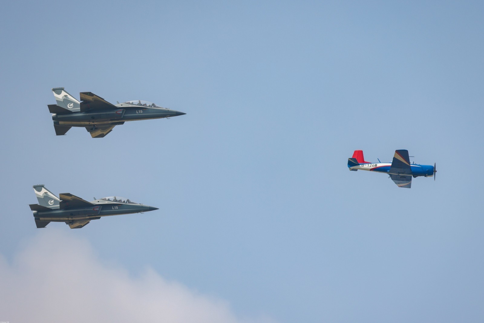 亮眼:l15高级教练机,初教6多机首次编队飞行表演